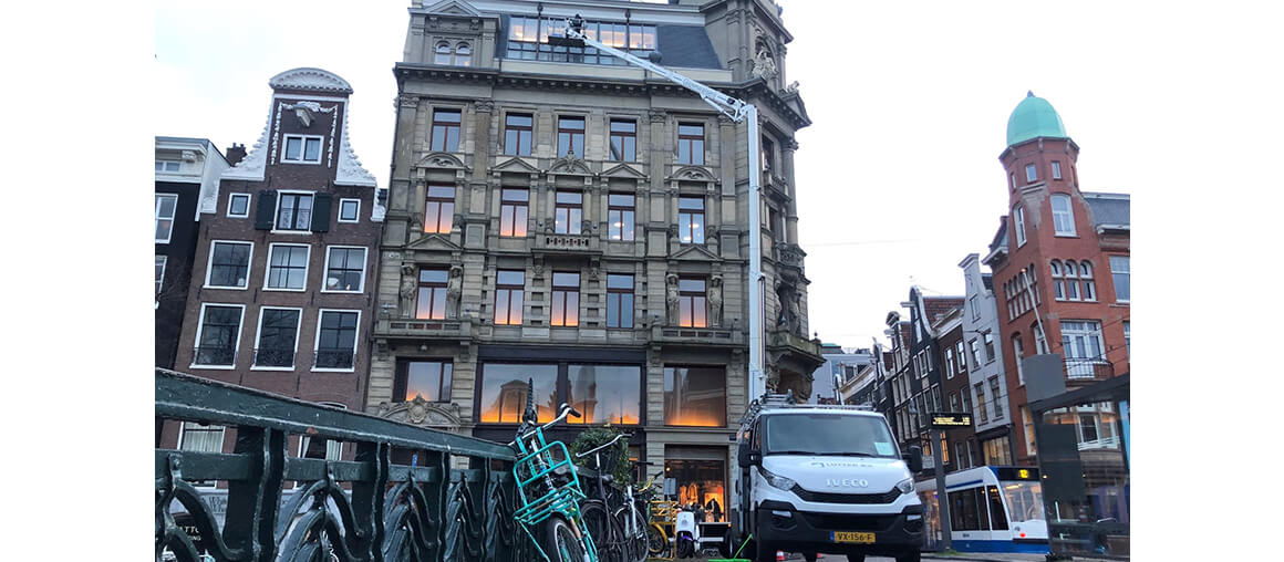 Glazenwassers met hoogwerker Amsterdam