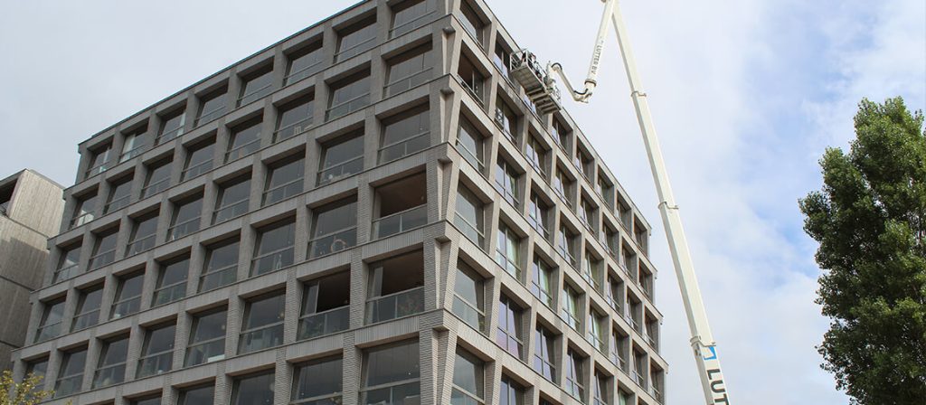 Glazenwasser Amsterdam met hoogwerker