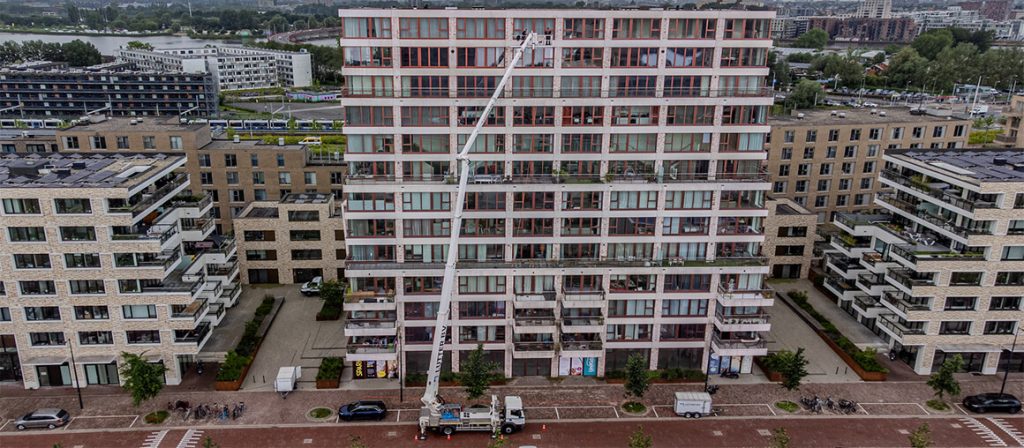 Glazenwasser met hoogwerker Amsterdam