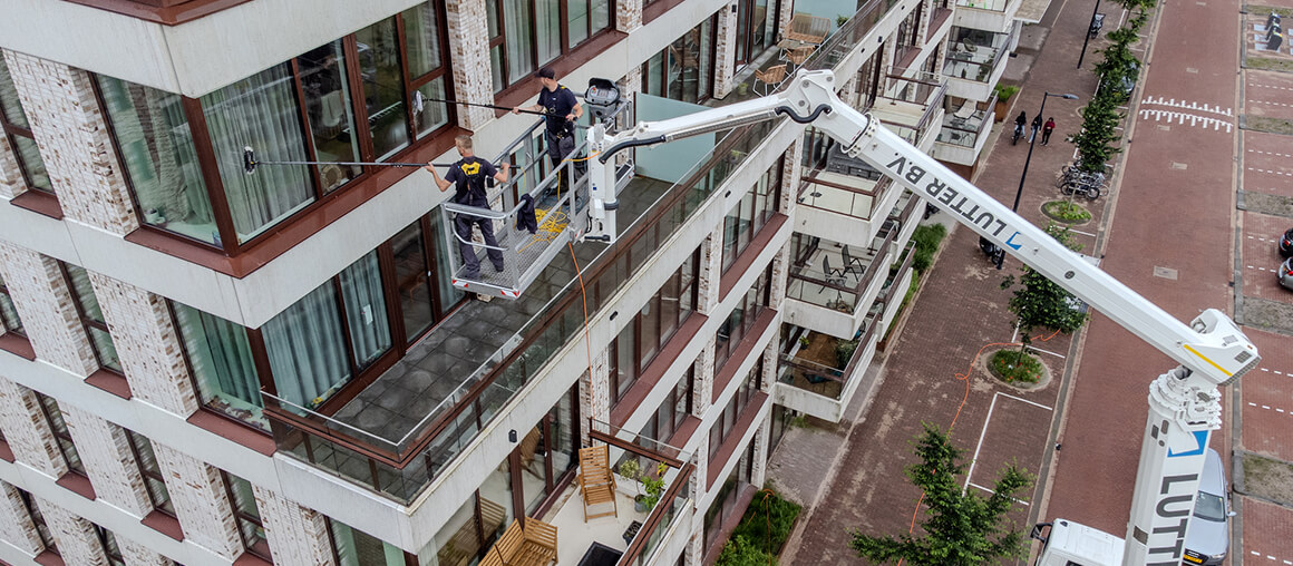 Glazenwasser met hoogwerker in Amsterdam