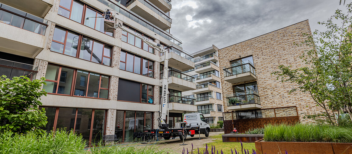 Glazenwasserij in Amsterdam met hoogwerker